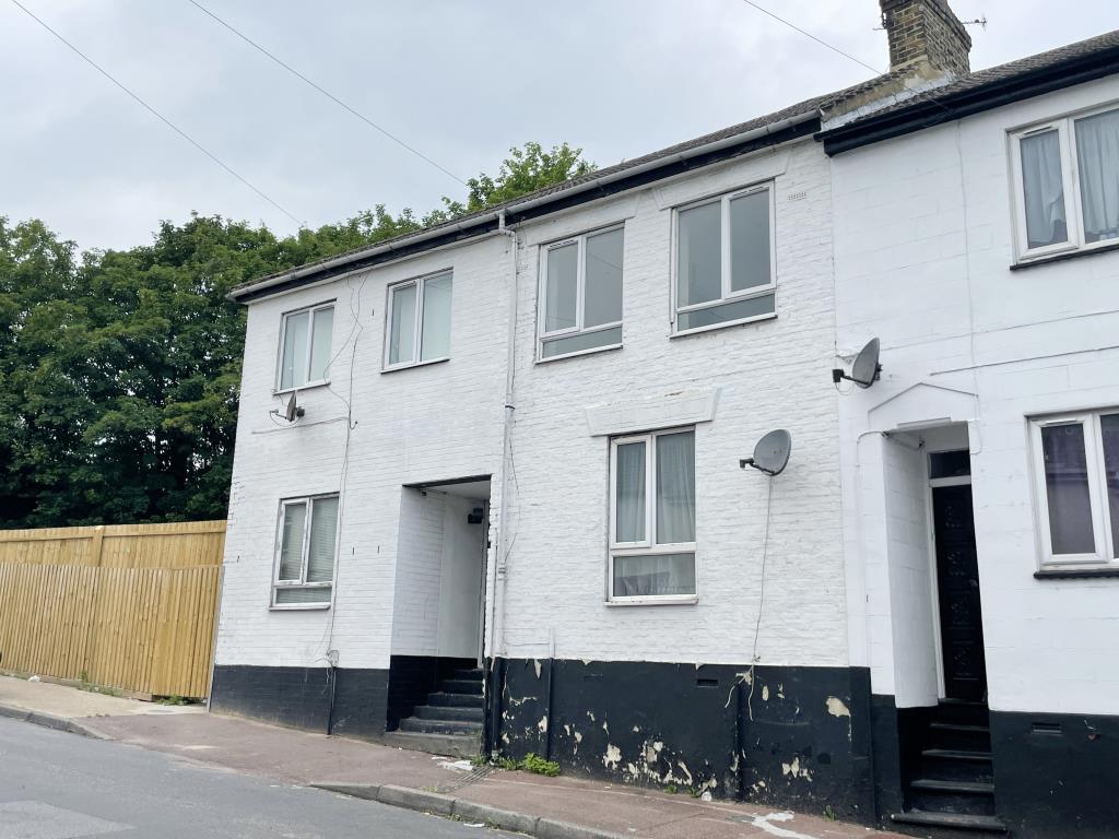Lot: 65 - LARGE PROPERTY ARRANGED AS THREE FLATS REQUIRING REFURBISHMENT -